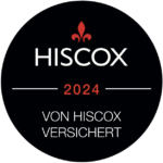 Round black Hiscox insurance seal with red fleur-de-lis, the year 2024, and the German text “Von Hiscox versichert.”