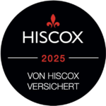 Round black Hiscox insurance seal with red fleur-de-lis, the year 2025, and the German text “Von Hiscox versichert.”