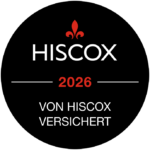 Round black Hiscox insurance seal with red fleur-de-lis, the year 2026, and the German text “Von Hiscox versichert.”